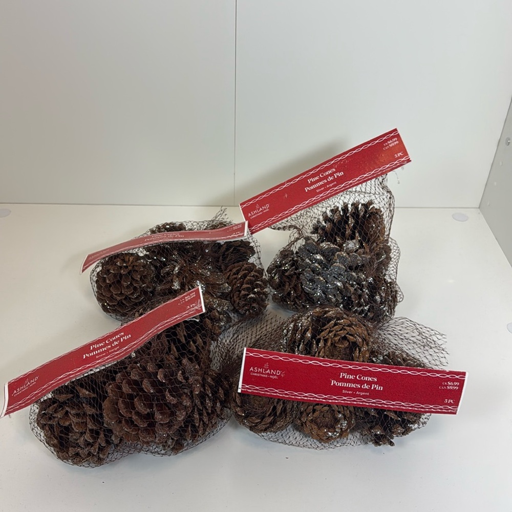 NWT 4 Bags of 5 Pinecones. 1 Bag Snow, 3 Bags Silver